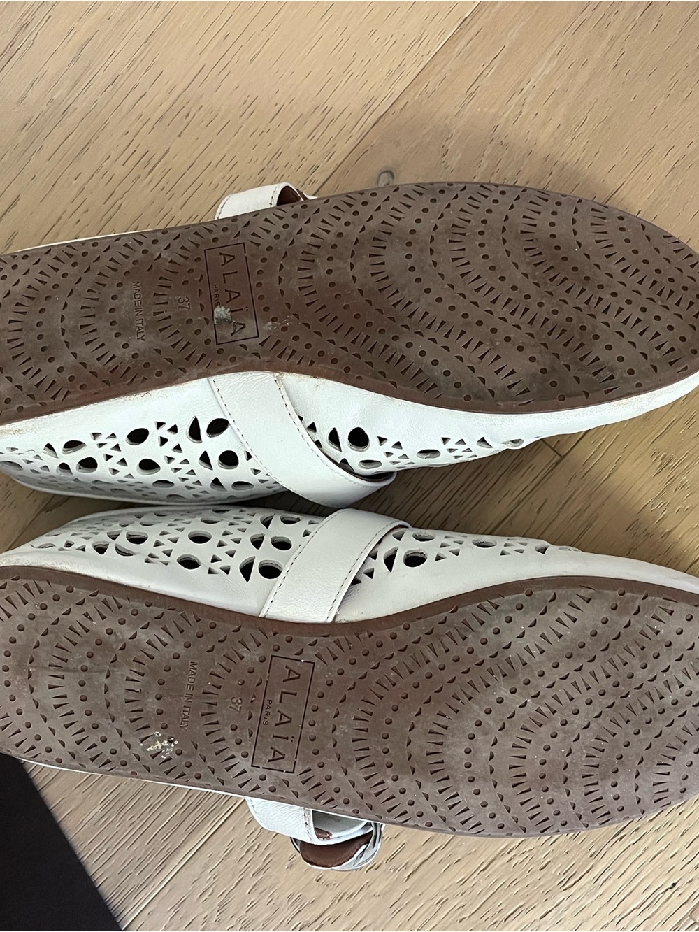 Alaïa Vienne White Laser-Cut Leather Ballet Flats - Picture 8 of 10